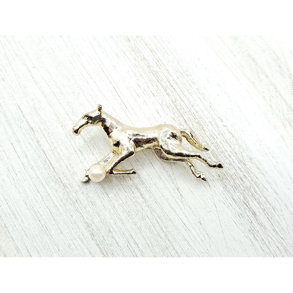 Vintage Horse Brooch Light Goldtone Mid Century Filly with Pearl - Picture 1 of 9